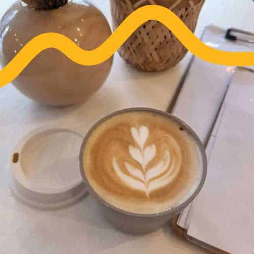Petite tasse à café avec couvercle pour les boissons à emporter by Re-uz